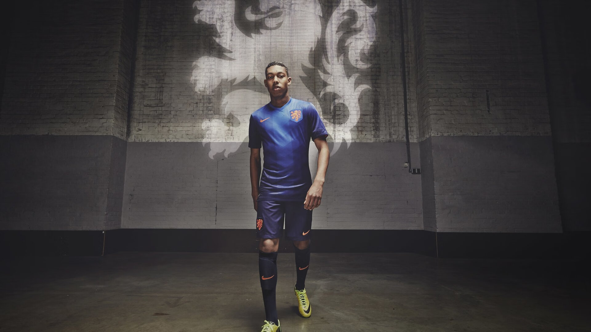 足球教学插画内容在教辅平台上线，足球教科书各技术教学挂图